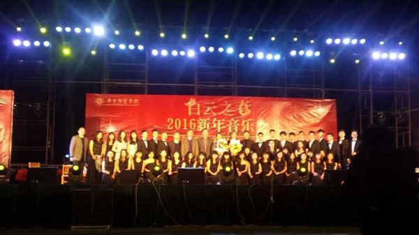 全体民乐团成员合影