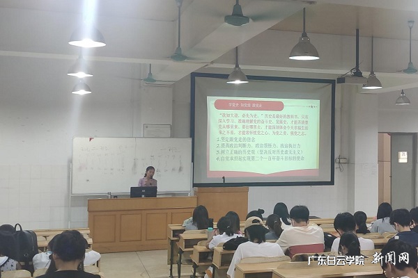 李建华书记为学生讲解党的红色记忆.jpg