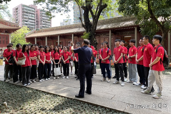 支部书记邓强老师讲授微党课.jpg
