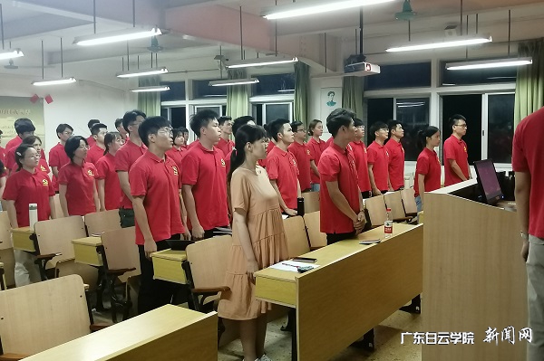 奏唱国歌.JPG